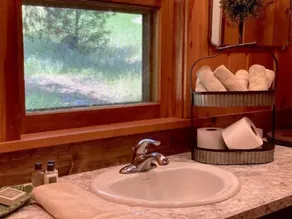 Rustic Mountain Cabin- Mountain Views, close to hiking and fishing - Image 4