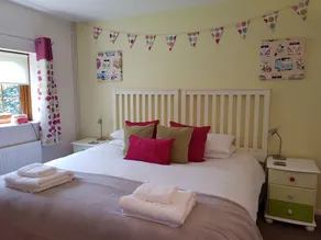 Pretty holiday cottage at Hawthorn Farm with lovely views of the donkey paddocks - Image 4