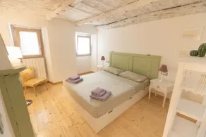 Romantic and cuddly double room with fireplace-library and giant shower. - Image 4