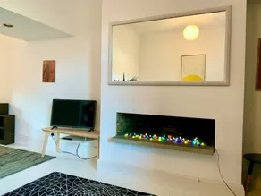 Stylish comfortable home with free parking - Image 2