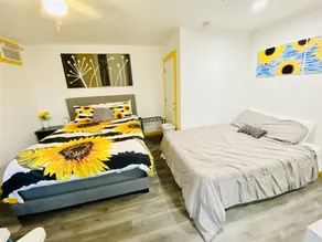 Havasu Sunflower Yellow Studio Closet to London Bridge. - Image 5