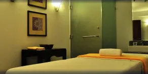 Royal Court Hotel - Image 4
