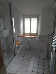 Karakterhytte med smuk, afsondret have - Image 3