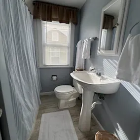 Avon Lake - Recent Remodeled & Spacious Charming 2BR Beach Home  - Image 3
