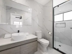 Modern Elegance Spacious 5BR Retreat in Rochedale - Image 4