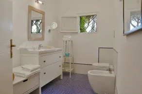 House with 6 Bedrms, 5 Bathrms, 5min walk trough a private grove to the beach - Image 2