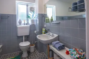 Spacious Two-Bedroom Apartment Near the Heart of Adelaide - Image 3