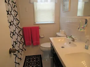 Oceanside 2nd floor Duplex with 3 Bedrooms, 1 Bath - Image 2