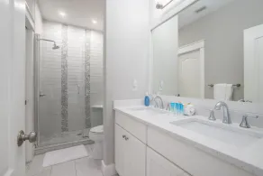 Magnifique 6 chambres, cour avec piscine, Guest House et service de plage gratuit! - Image 5