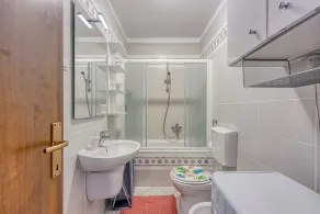 Charming apartment with balcony and pool - Image 3