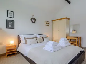 2 bedroom accommodation in Nr Wells - Image 3