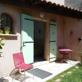 Chambre d'hotes with shower room, wc and terrace - Image 3