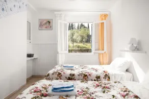 Maison bleue, forêt, mer, calme, jardin avec piscine pour enfants et espace de camping - Image 4