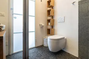 erstaunliche Design-Wohnung mit Balkon auf den See mit privaten Garage mit Blick auf - Image 2