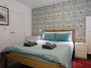 2 bedroom accommodation in East Cowes - Image 4