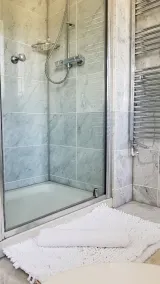 SW19 Rate frm £350pn Min stay applies professional holiday let T&C’s apply - Image 5