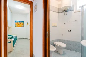 Central Apartment with Air Conditioning and Balcony - Image 3