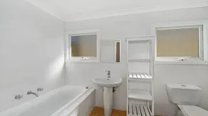 BREEZEWAY | Easy walk to beach | Accom Holidays - Image 2