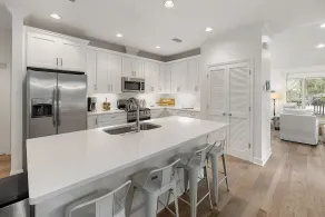 Great Quiet Neighborhood Location | Bike to Beach and Close to Shopping & Restaurants - Image 5