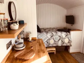 The Hideaway Shepherds Hut & Hot Tub, sleeps 2. - Image 4