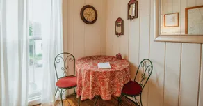 Nashville charm, Suite#1 is located steps from shops, restaurants. Pet friendly! - Image 3
