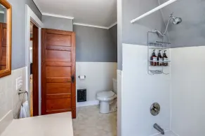 Spacious Home with In Unit Laundry Parking 1GB WiFi & Patio Deck - Image 4
