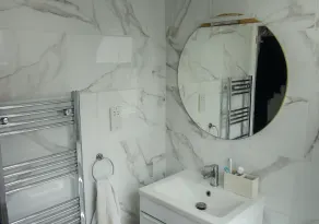 Cosy, king apartment + Free parking - Image 4