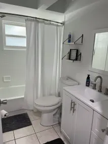 Minutes from the water Sweet Vacation Home Sleeps 6 close to Shops & Restaurants - Image 4