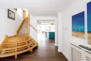 Vibrant Seafront Home for 10 with Pool - Image 2
