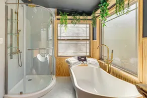 Georgia Group Glamping Getaway: Soak, Hike & Play - Image 4