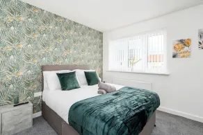 Stylish 3-bed Home with Parking & Enclosed Garden - Image 5
