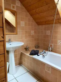 SUPERB HOUSE, GREAT LOCATION - SLEEPS 10 - Image 2