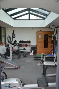 High-end apartment air conditioning swimming pool spa sauna fitness bikes ping pong, jeu de boules - Image 2