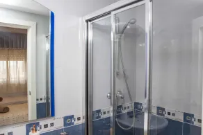 Aéré et spacieux avec un balcon calme - à 50 mètres de la piscine et de la place - Image 2