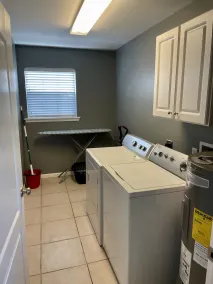 Very Spacious, Open Floor Plan 2 Bedroom Apt. - Image 2