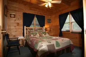 2 milles à raquette isolée Log Cabin 3BR sur 9 acres Hot Tub Waterfall - Image 4