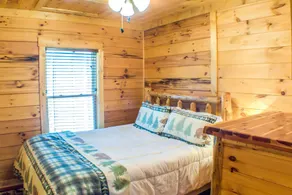 Nouvelle cabane en rondins avec ruisseau à truites: WiFi et bain à remous! - Image 4