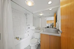 Modern top-floor 1-bedroom loft with free parking - Image 4