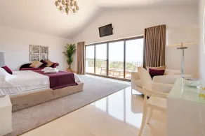 Private villa with breathtaking views - Image 5