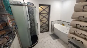 Spacious House w/ Jacuzzi Tub - Image 4