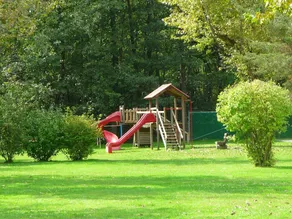 Godt vedligeholdt, roligt, med indendørs pool, parklignende grunde og adgang til søen - Image 2