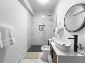 Cozy 4-Bed Retreat for Groups of 8 in Santurce - Image 2