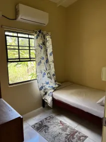 Hibiscus Cottage Cheerful Home - Image 4