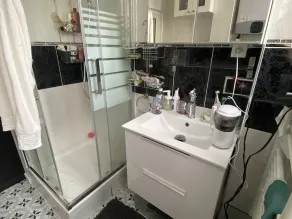 Bedroom of a bright apartment for women, 2 minutes from the metro - Image 3