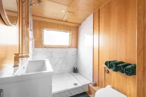 Luxury Boat, Floating Barge Accommodation - Image 2
