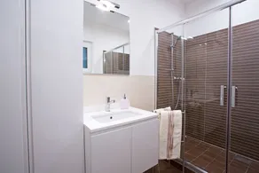 Argegno Pool Apartment. Moderna casa panorámica de 180 grados con vista al lago de 2 habitaciones. - Image 2
