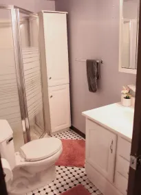 Comfortable private unit with hot tub and free parking - Image 4