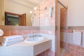 Holiday Home 'Casa Neathon' with Wi-Fi, Terrace & Balcony - Image 4