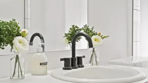 Modern & Comfy ~ 15mins to Downtown ~ Queen Beds! - Image 3