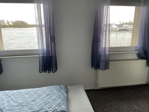Bela casa de férias na água com seu próprio cais - Image 5